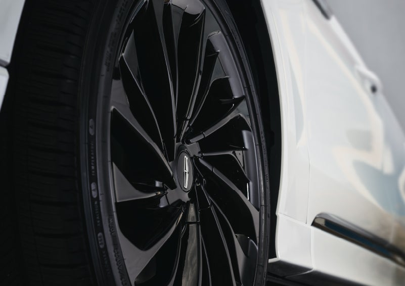 The wheel of the available Jet Appearance package is shown | Lincoln Demo 3 in Wooster OH