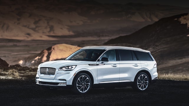 A 2024 Lincoln Aviator® SUV is parked at a mountain overlook | Lincoln Demo 3 in Wooster OH