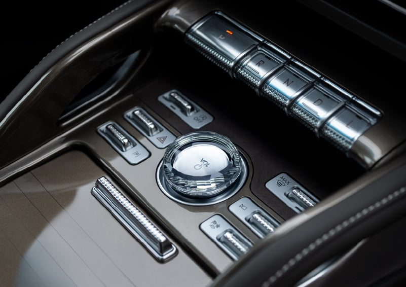 A crystal-inspired volume knob is shown in the center floor console of a 2024 Lincoln Nautilus® SUV. | Lincoln Demo 3 in Wooster OH